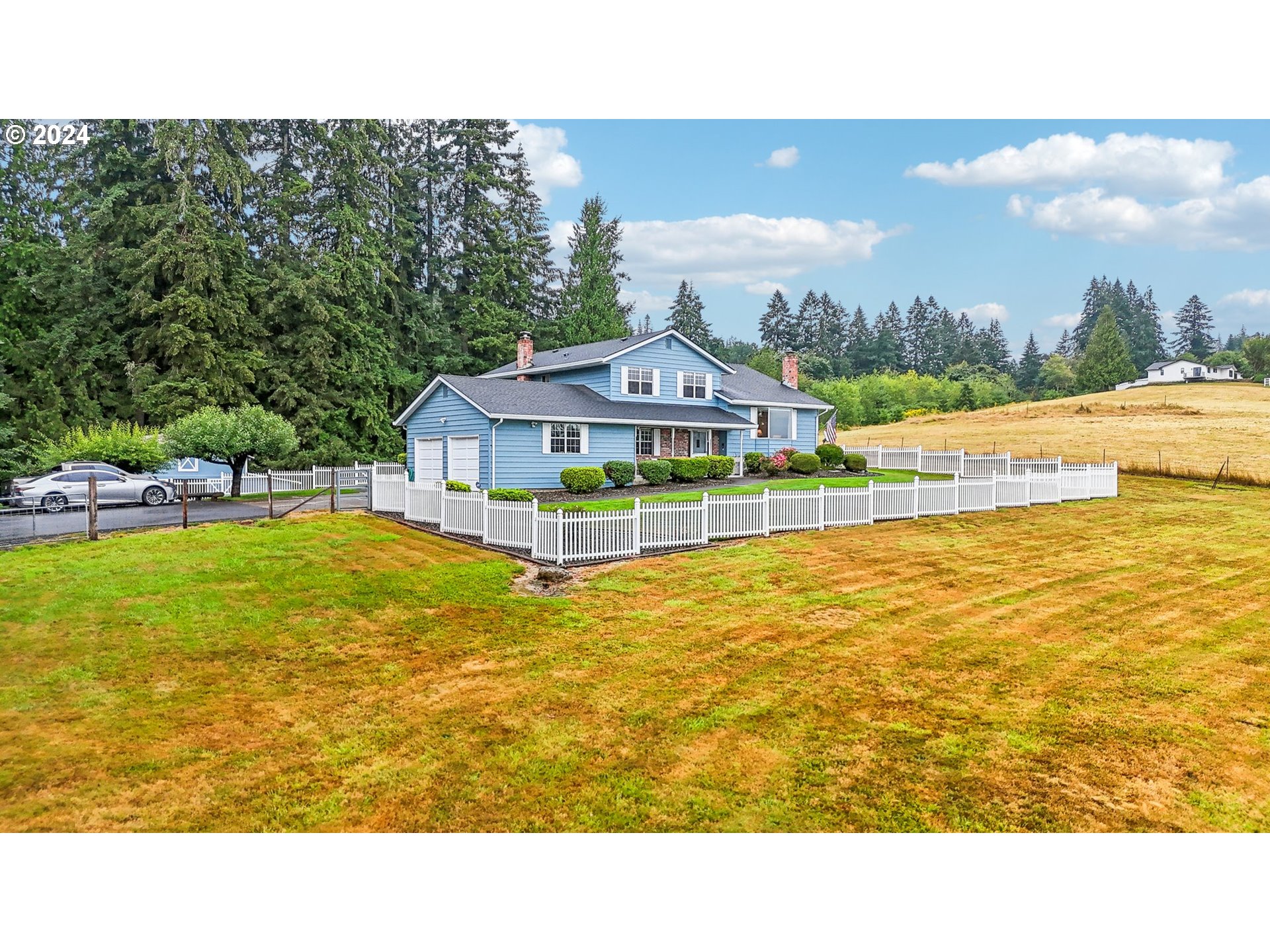 2032 W DOVE AVE