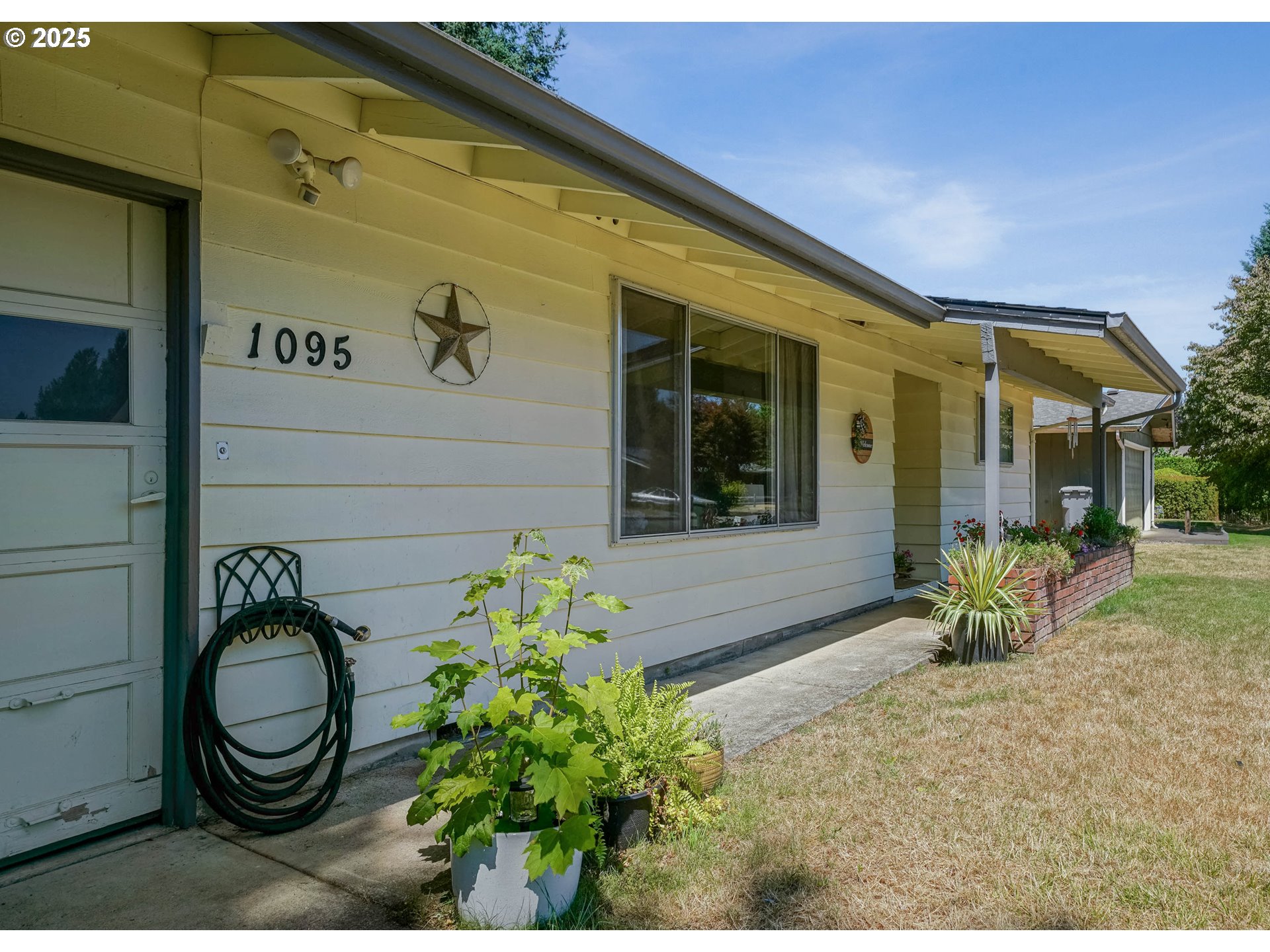 1095 N MANZANITA ST