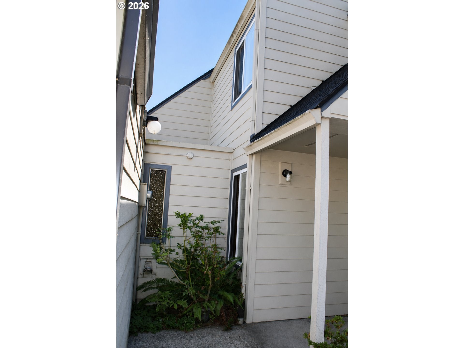 381 NE VILLAGE SQUIRE AVE 2