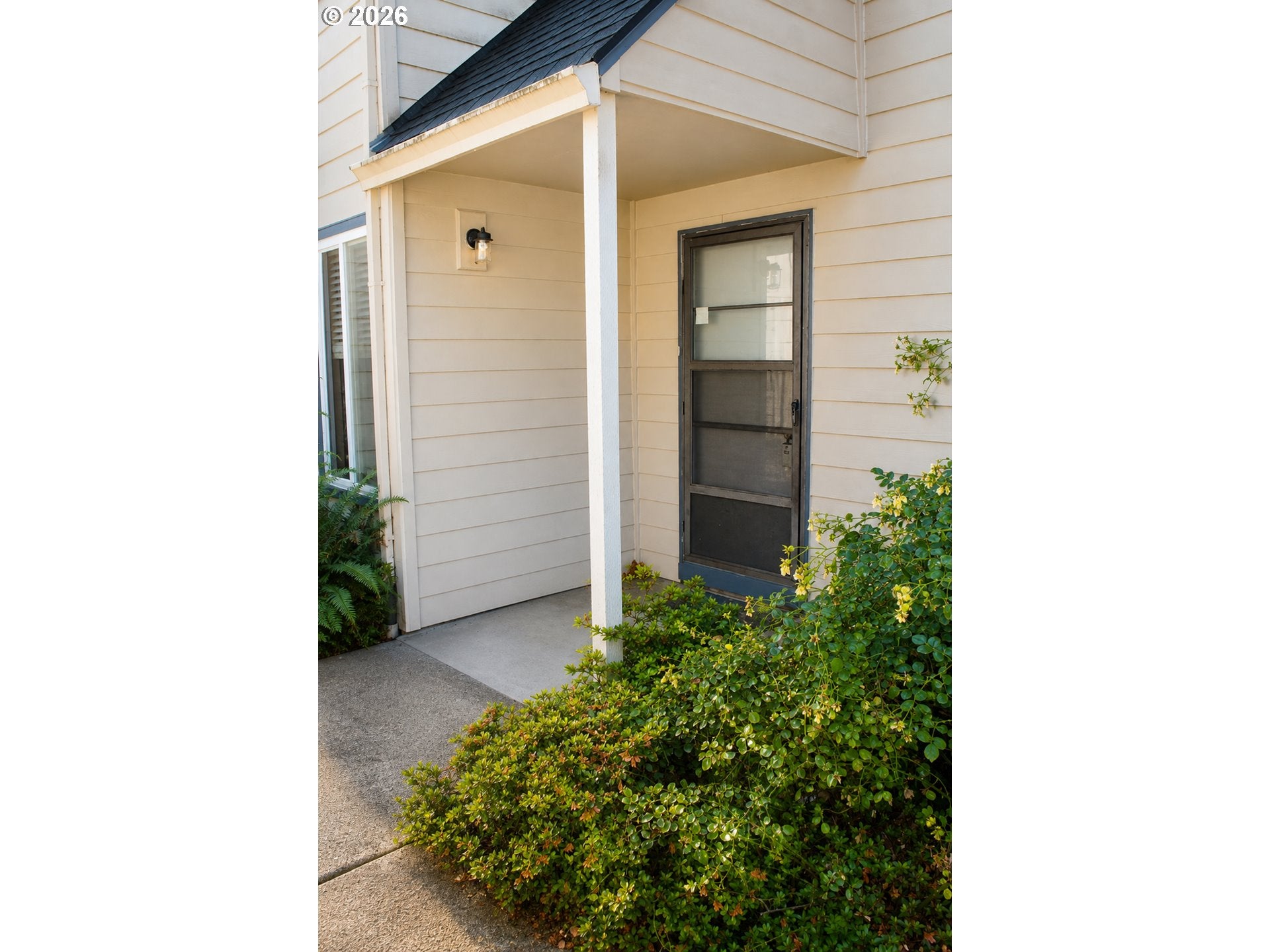381 NE VILLAGE SQUIRE AVE 2