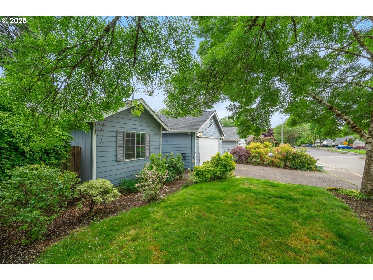 319 NW ANGELA LN