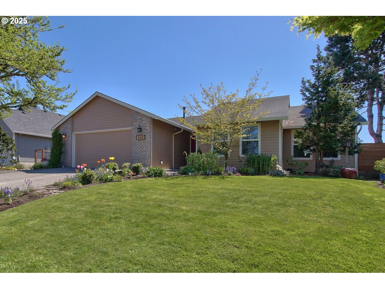 5142 NE STABLE DR