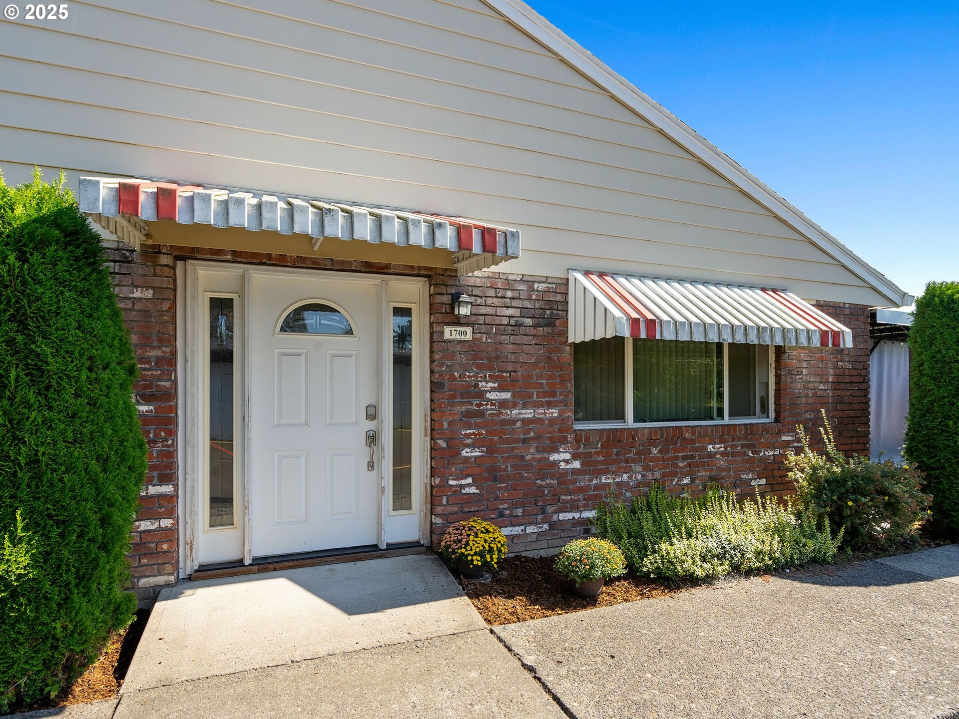 1700 NE HOGAN DR