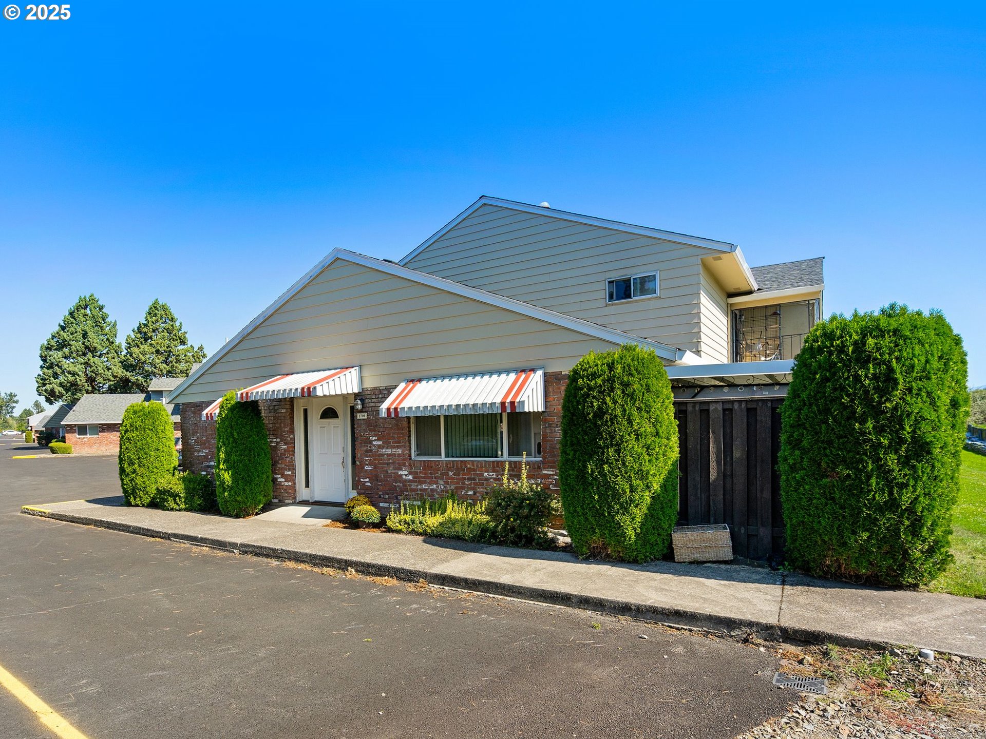 1700 NE HOGAN DR