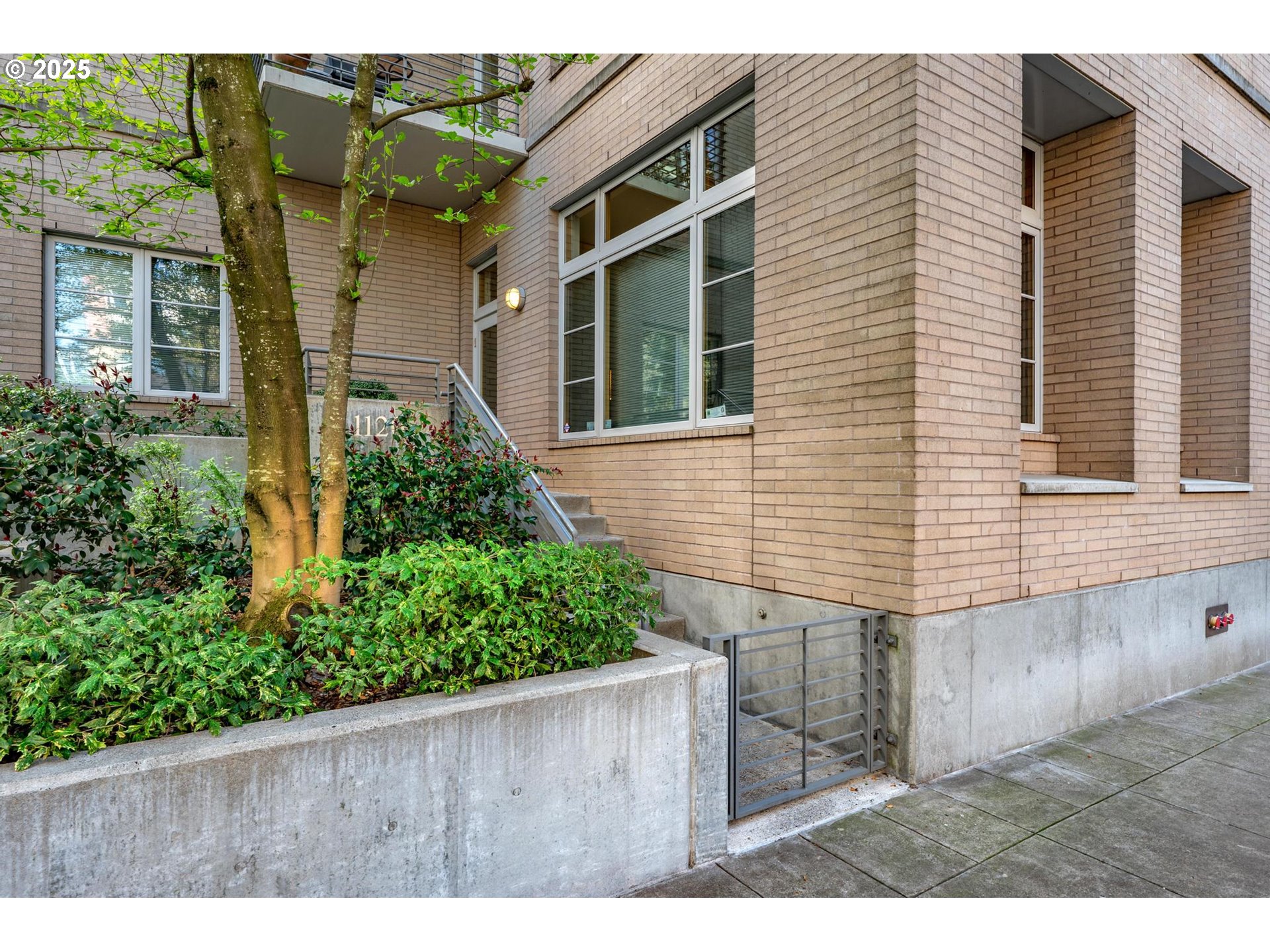1120 NW NORTHRUP ST 102