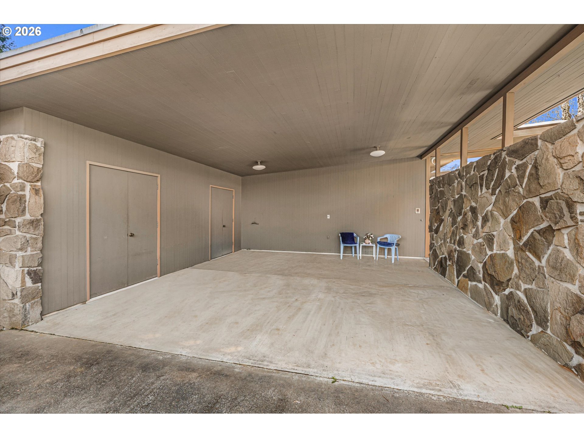 2205 N COUNTRY CLUB DR
