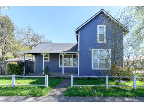 Photo of 840 NE Lafayette Ave, McMinnville, OR 97128 (MLS # 325144978)