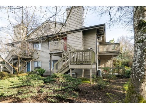 1927 LAKE ISLE DR Eugene OR 97401