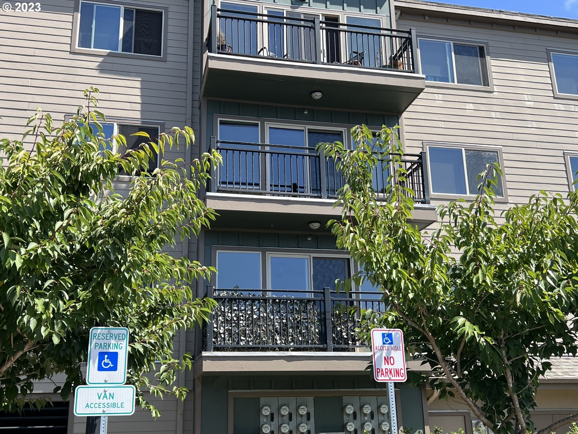 211 HARBOR ST 33