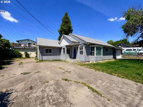 Photo of 1688 NW Eden St, Roseburg, OR 97470 (MLS # 754128906)