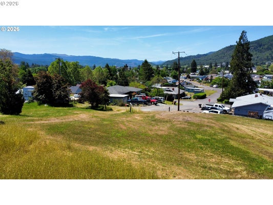 NE CEDAR ST, ROSEBURG, OR 97470 - Image 09c9b0cfbc2fa5c8303aaae87fa70ede/4010454440