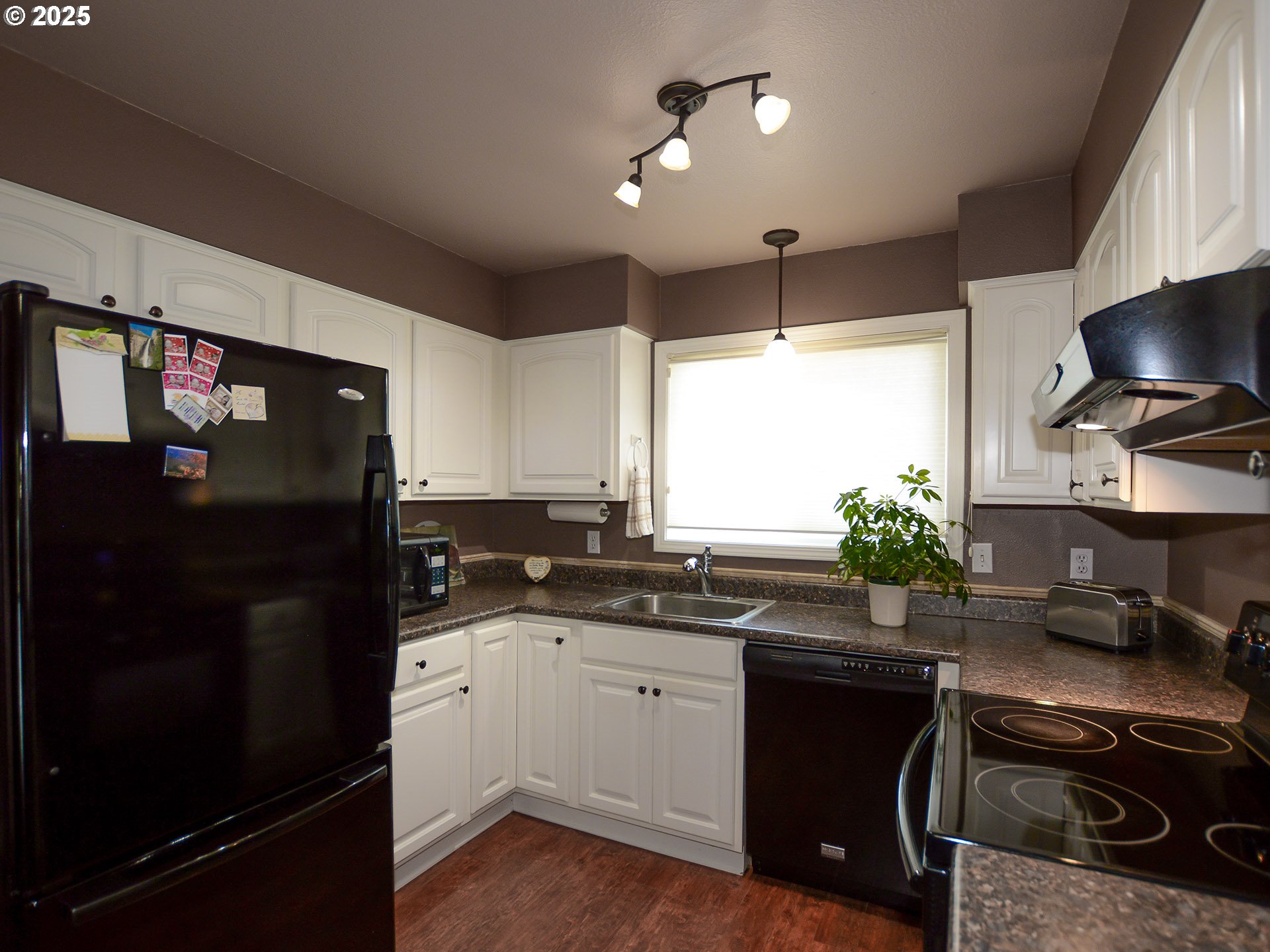 Portland, Oregon 97230, United States, 3 Bedrooms Bedrooms, ,2 BathroomsBathrooms,Residential,Pending,13011