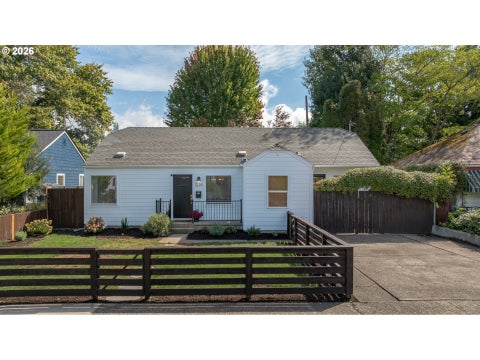 Photo of 1228 NW Cedar St, McMinnville, OR 97128 (MLS # 606448063)