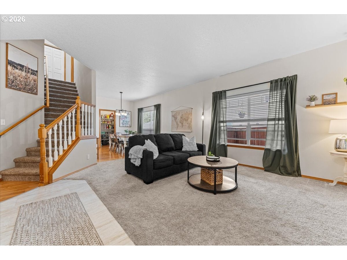 3121 N KNOLL DR