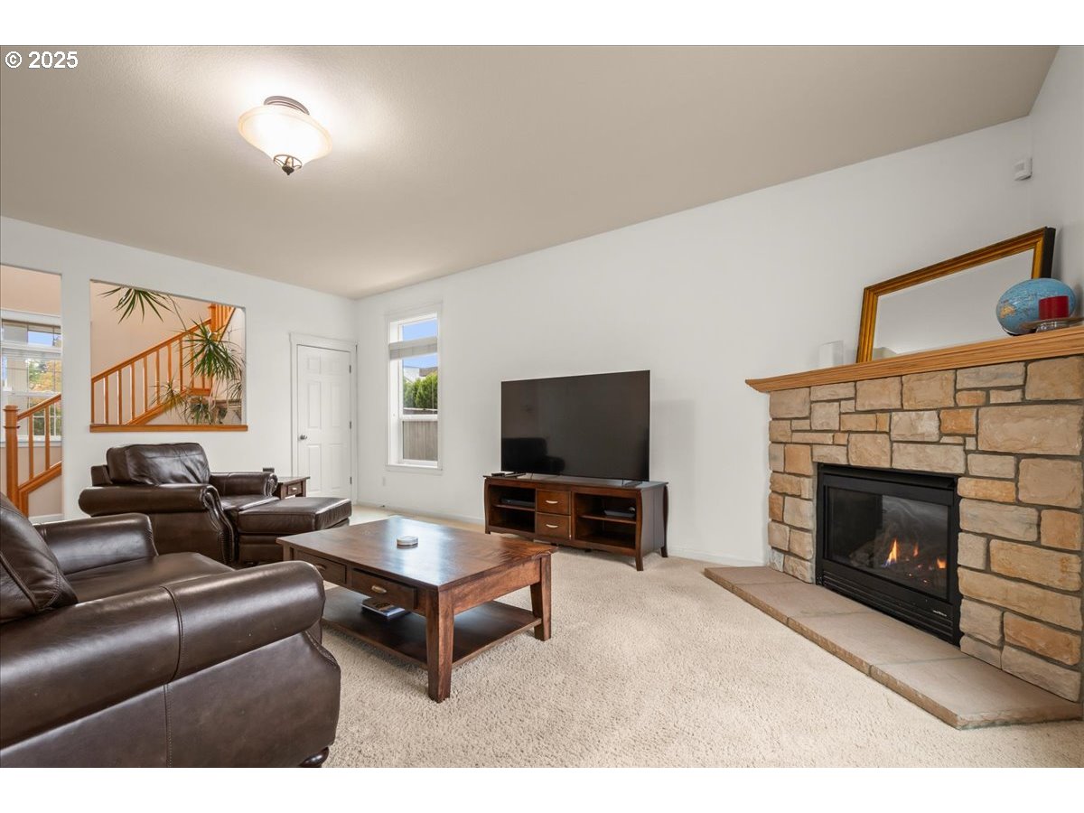 213 E 15TH PL