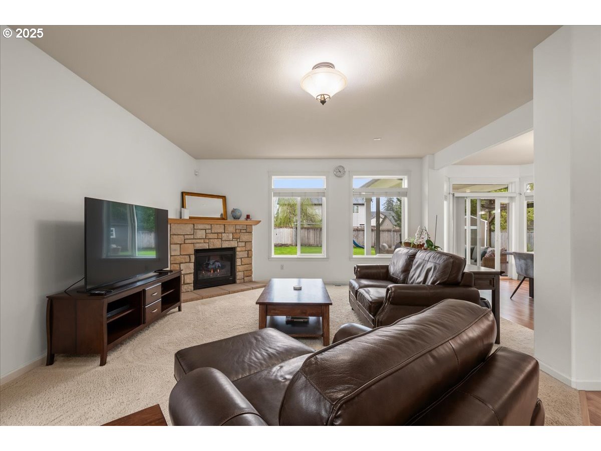213 E 15TH PL