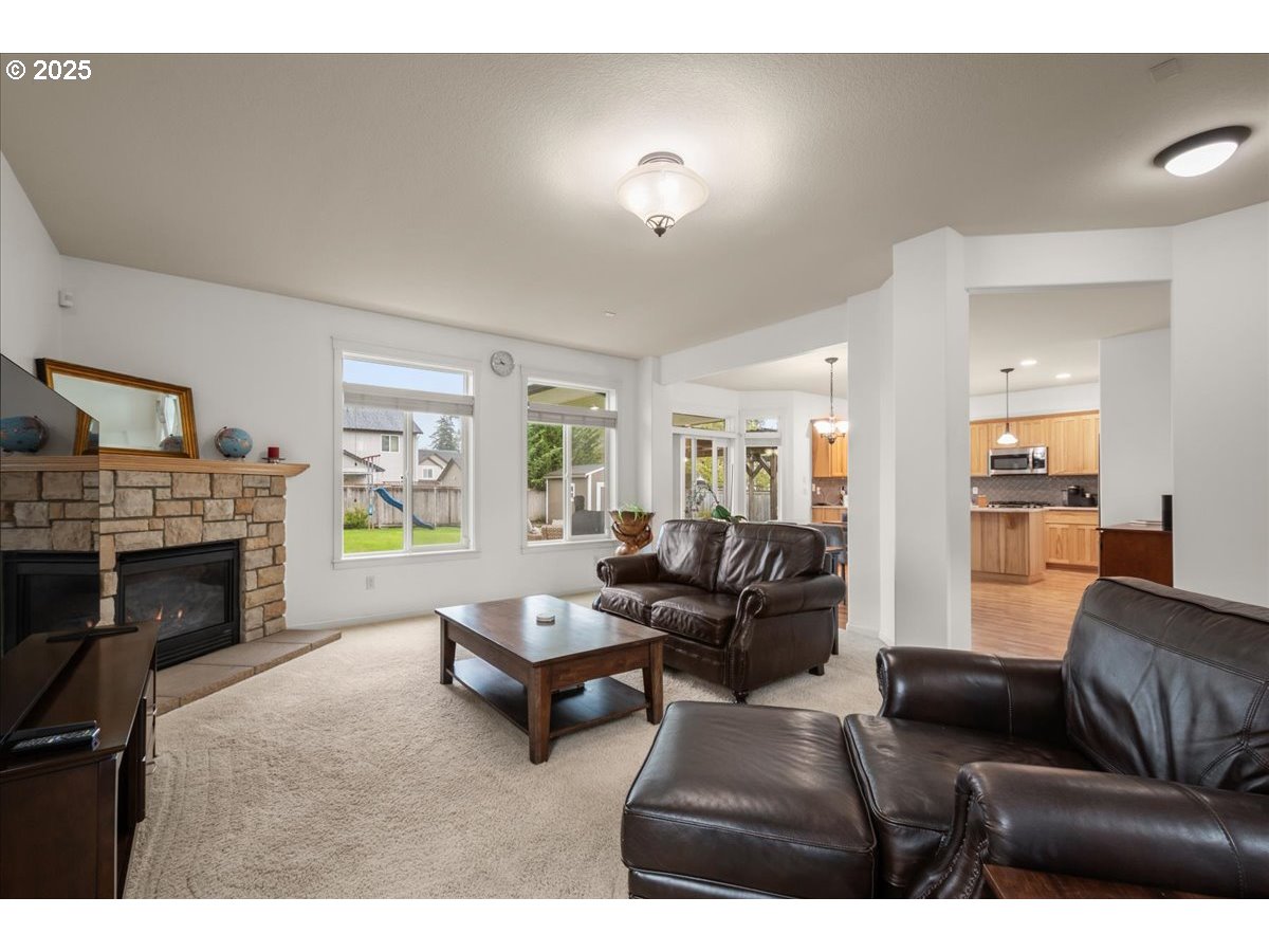 213 E 15TH PL