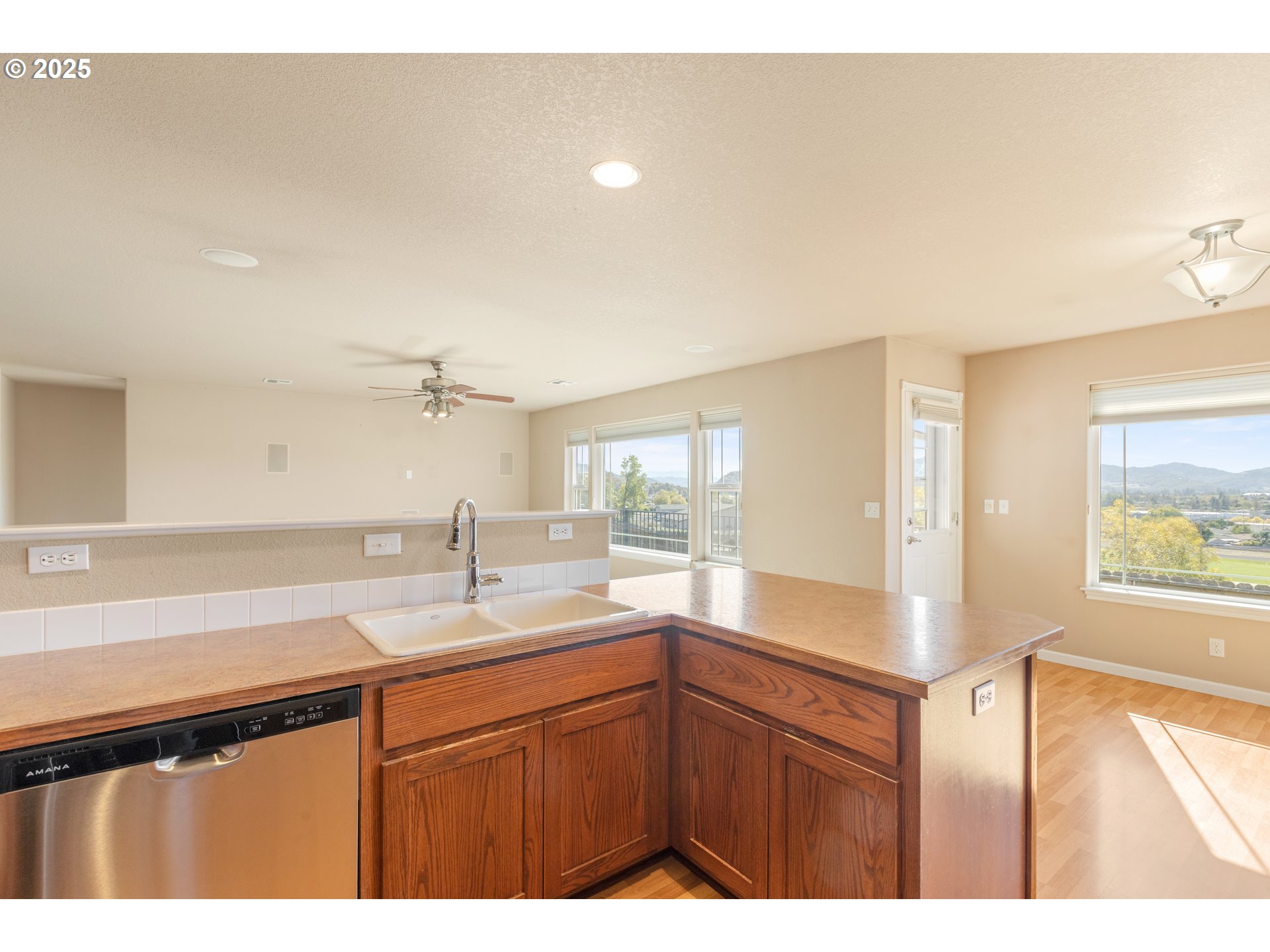1884 NE SUNSET LOOP DR