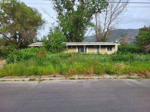 251 Alameda St, Myrtle Creek, OR 97457 - MLS#: 382256937