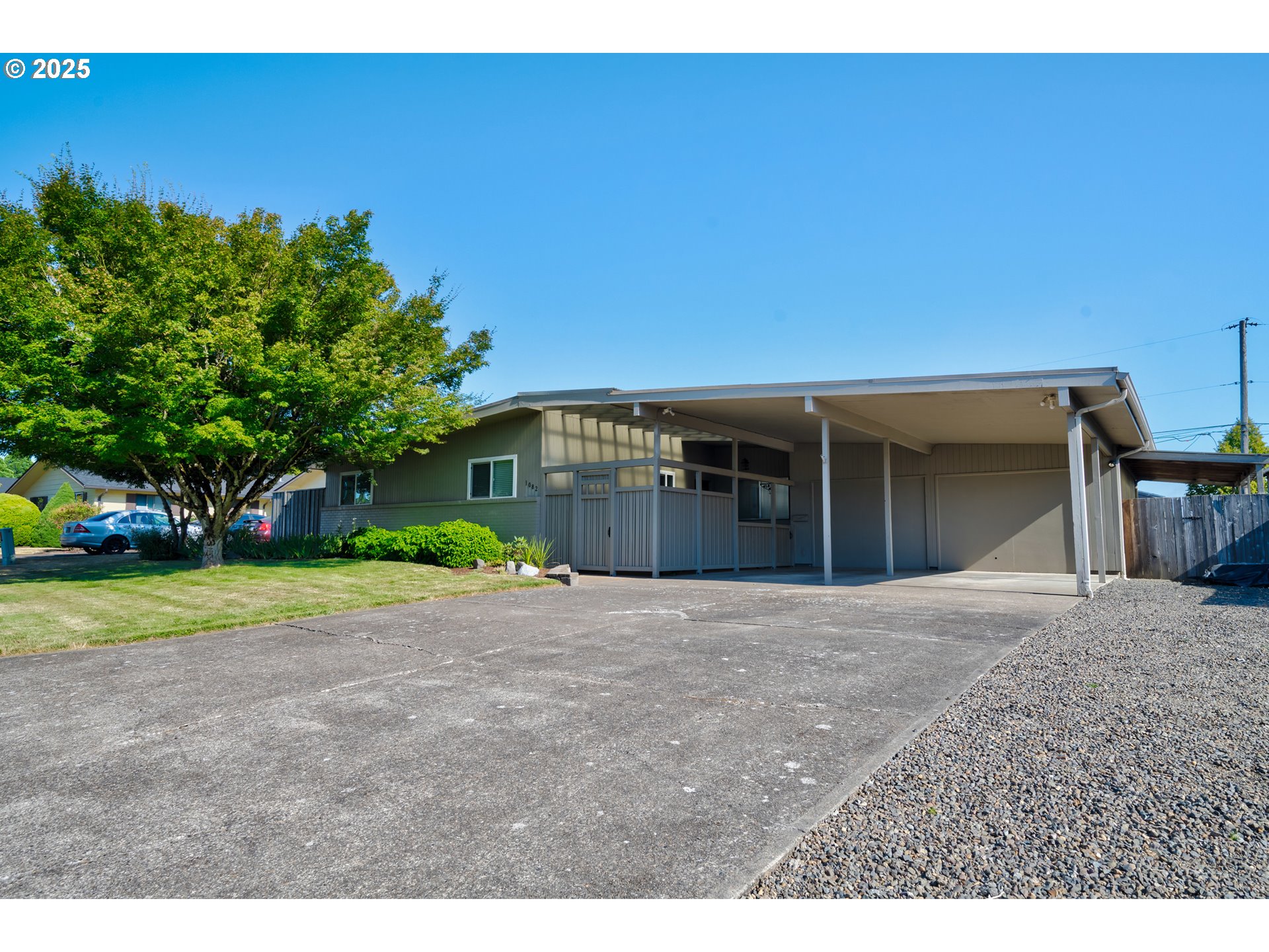 1082 ALBERTA AVE E