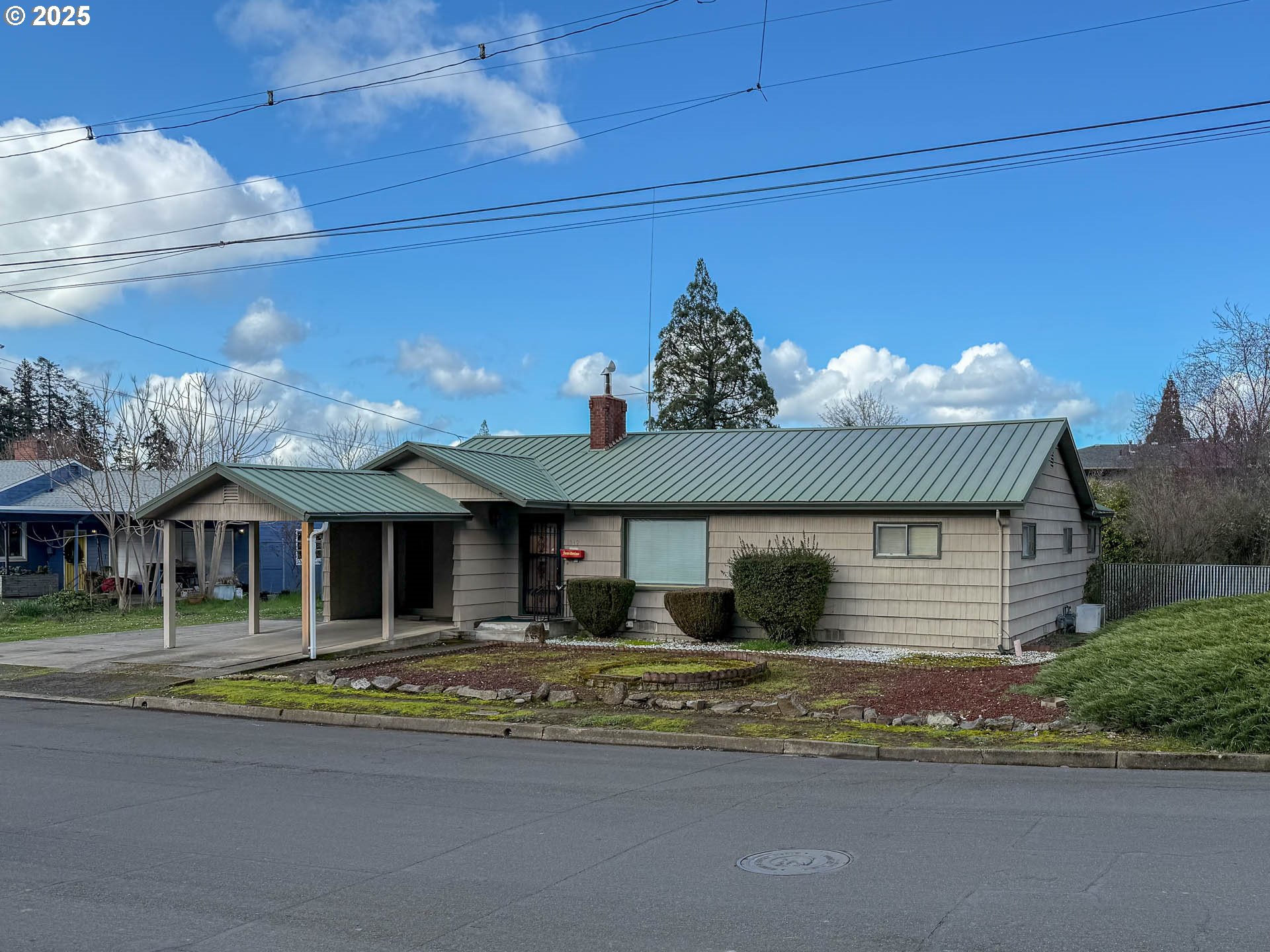 Photo 1 of 27 — 1042 W BROWN AVE, Roseburg, OR 97471