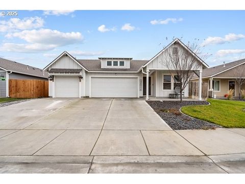 Photo of 594 E Templeton Ave, Hermiston, OR 97838 (MLS # 779900909)