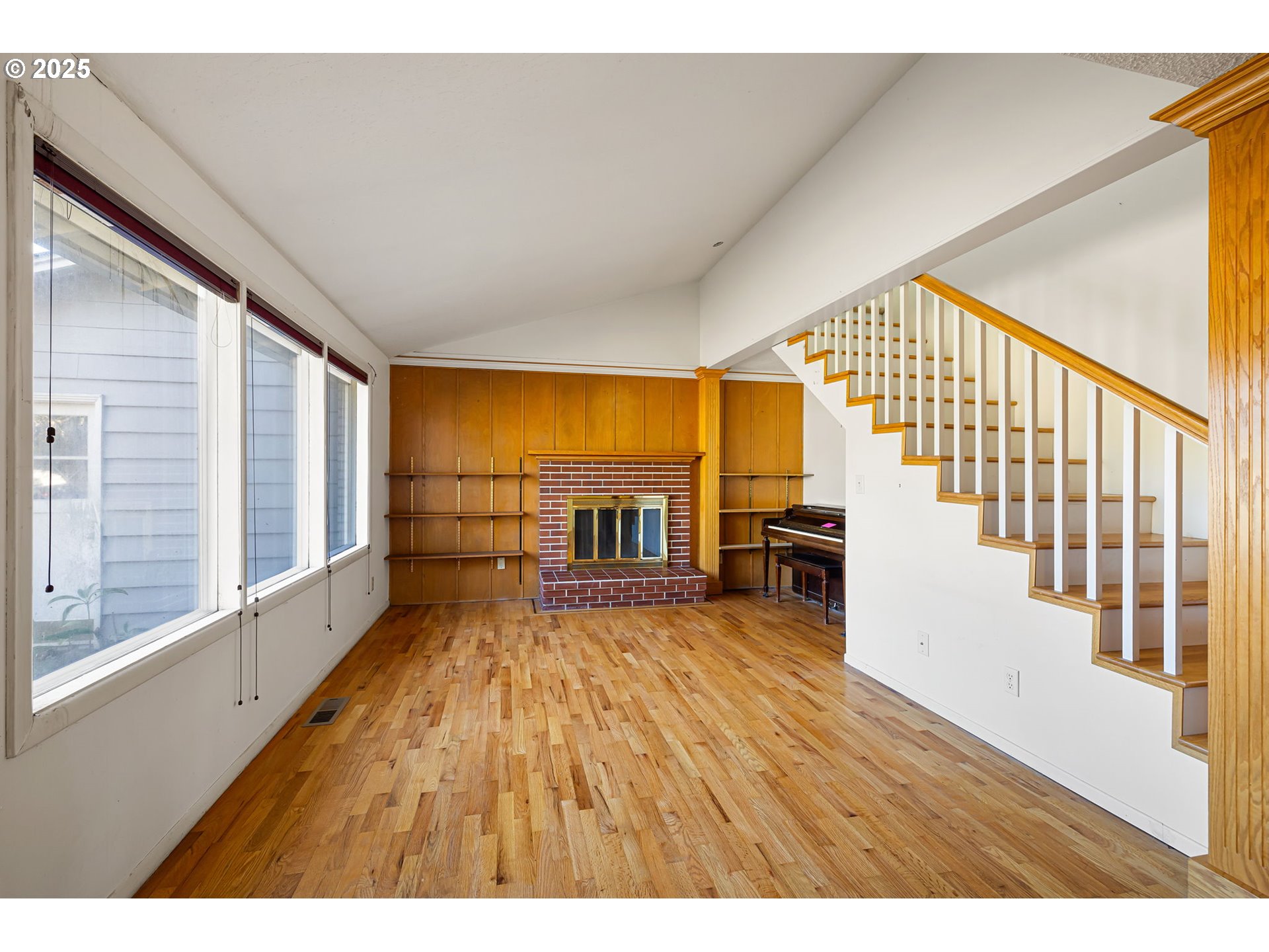 2568 SHARON WAY
