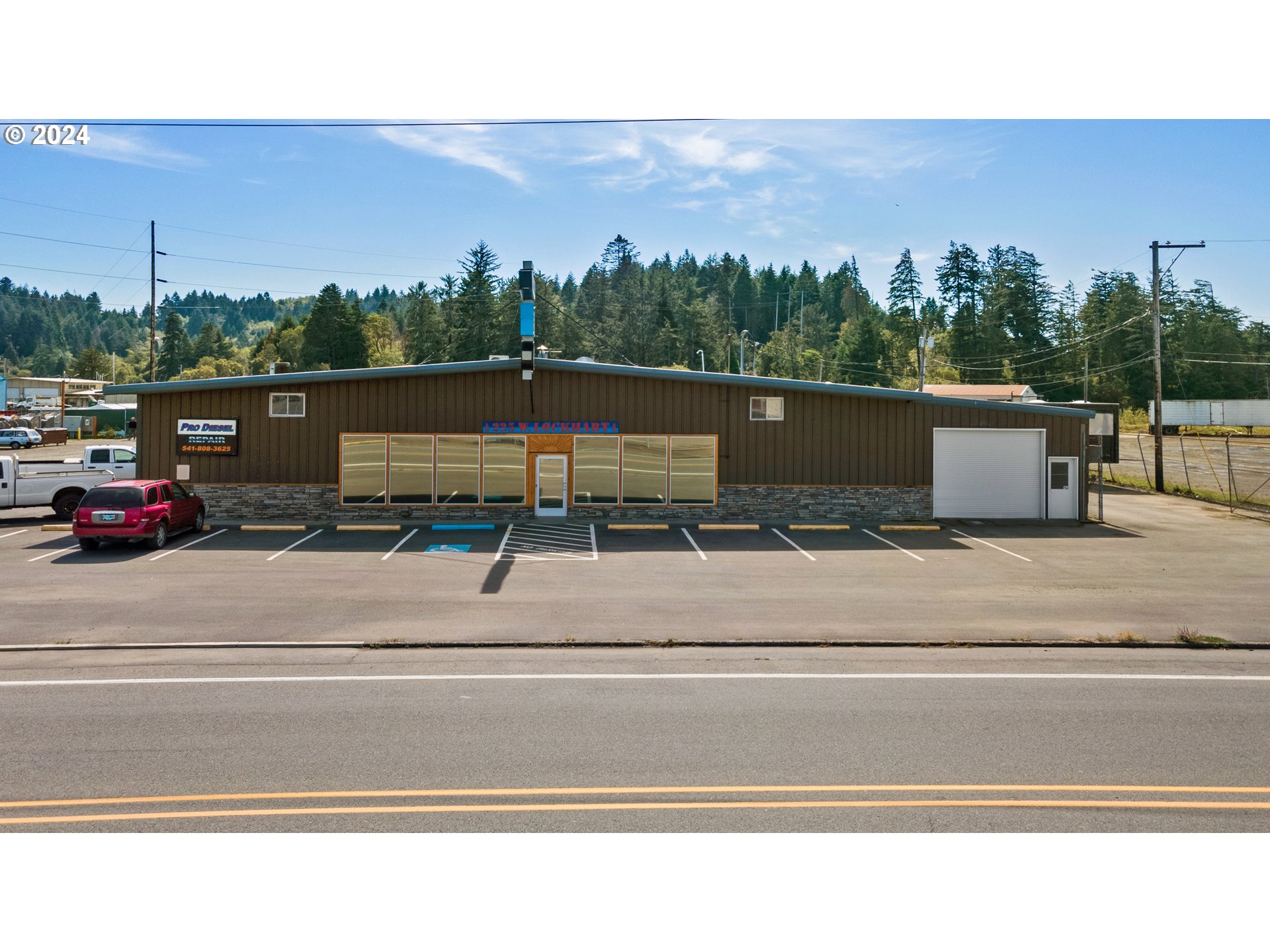 225 W LOCKHART AVE