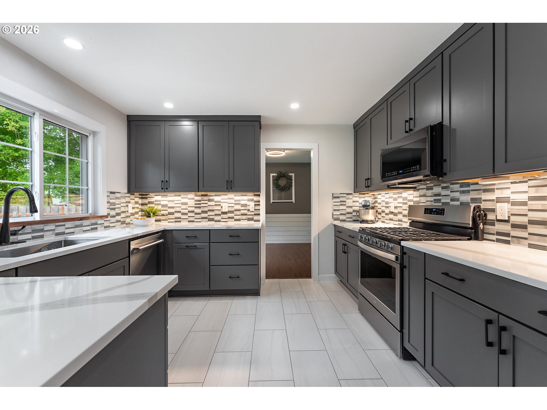 1719 SE LEWELLYN AVE