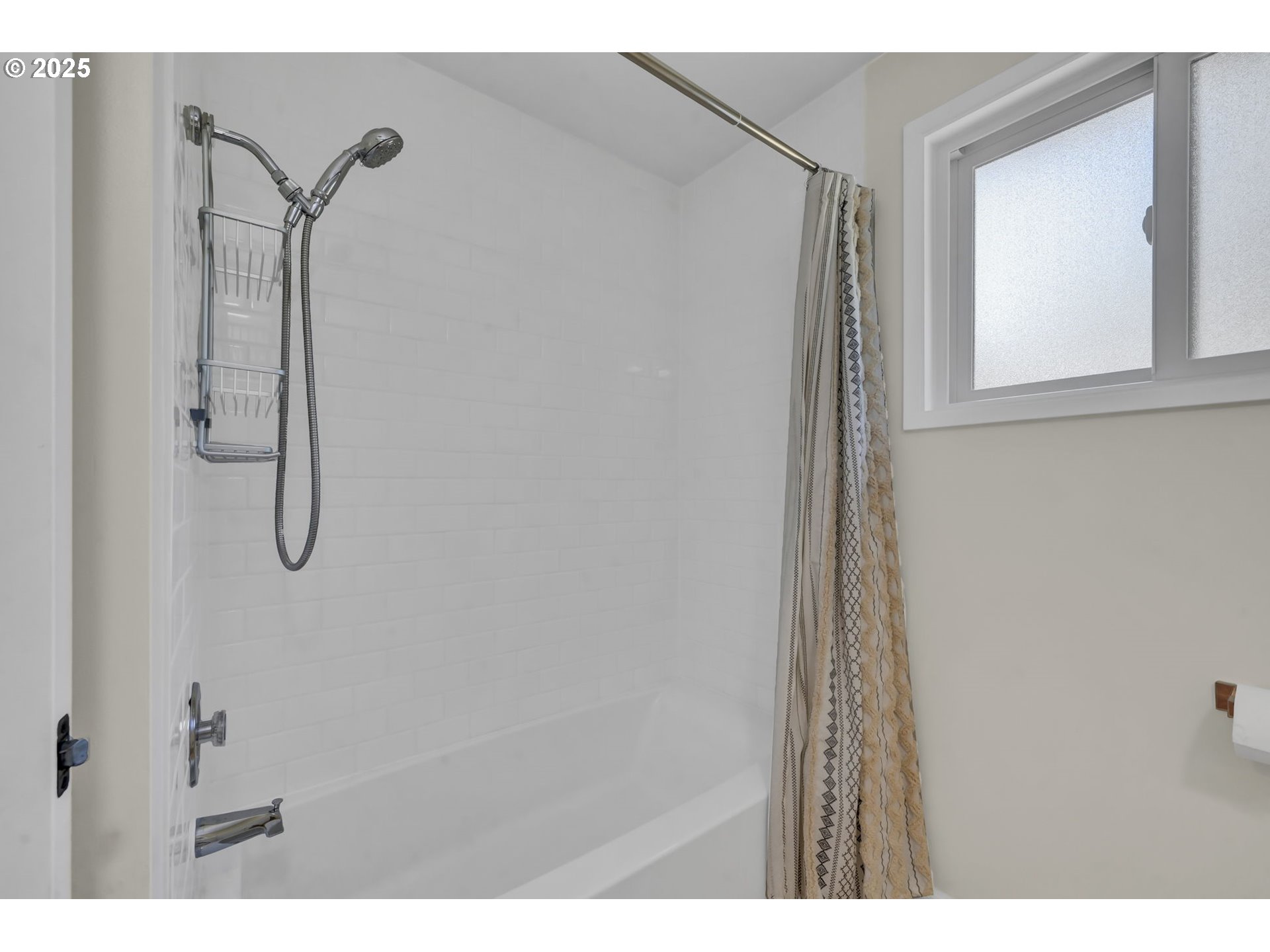 Eugene, Oregon 97404, United States, 3 Bedrooms Bedrooms, ,2 BathroomsBathrooms,Residential,Active,173142