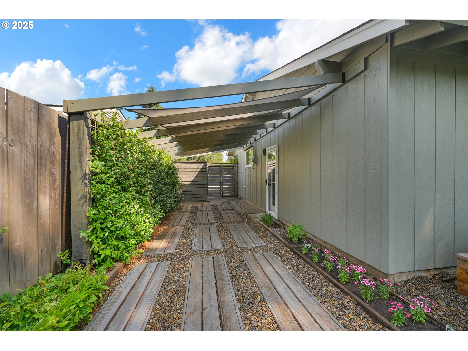 Eugene, Oregon 97404, United States, 3 Bedrooms Bedrooms, ,2 BathroomsBathrooms,Residential,Active,173142