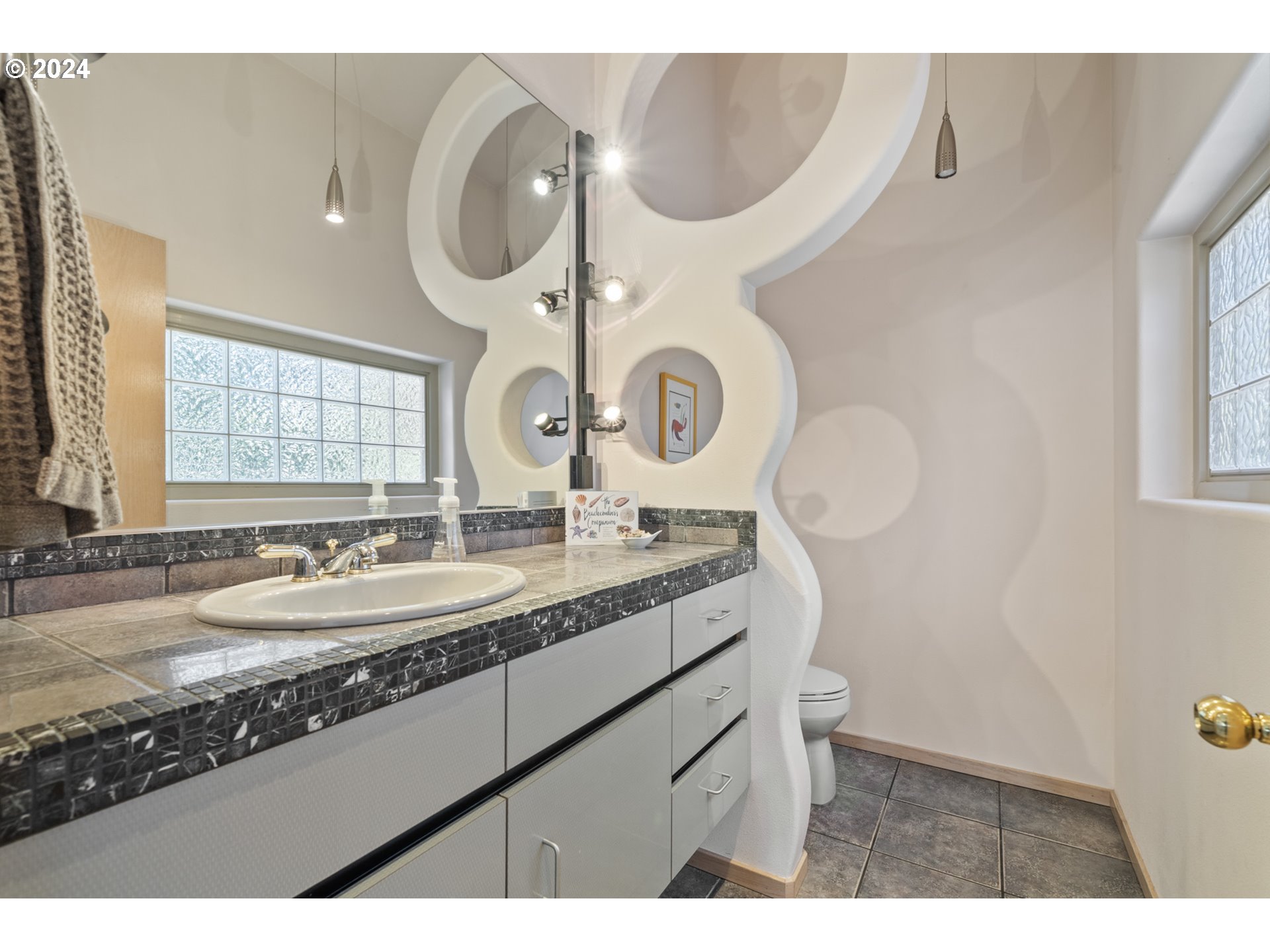 Oceanside, Oregon 97134, United States, 4 Bedrooms Bedrooms, ,4 BathroomsBathrooms,Residential,Pending,59902