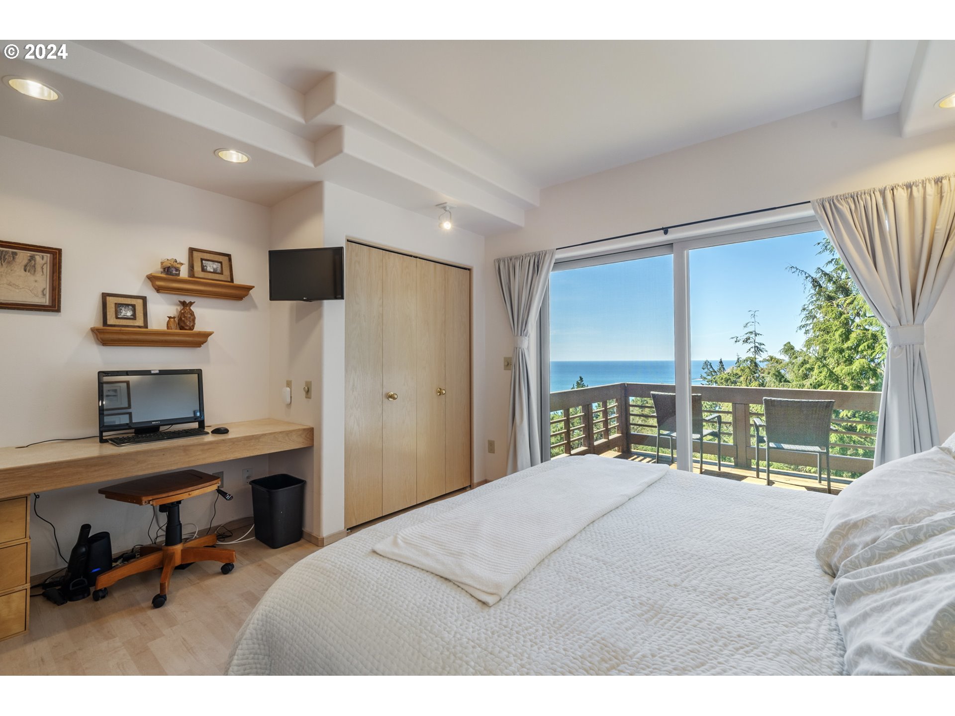 Oceanside, Oregon 97134, United States, 4 Bedrooms Bedrooms, ,4 BathroomsBathrooms,Residential,Pending,59902