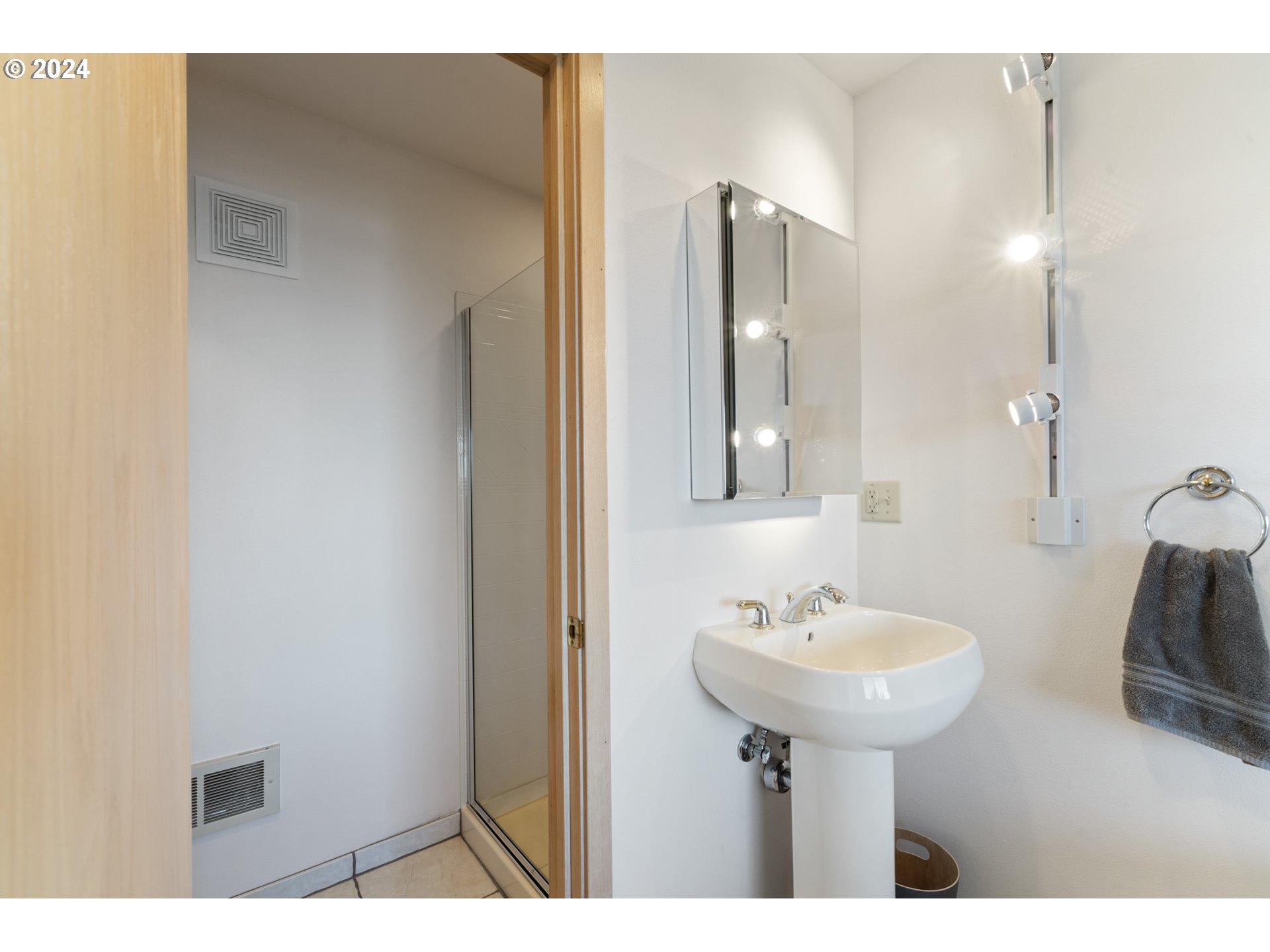 Oceanside, Oregon 97134, United States, 4 Bedrooms Bedrooms, ,4 BathroomsBathrooms,Residential,Pending,59902