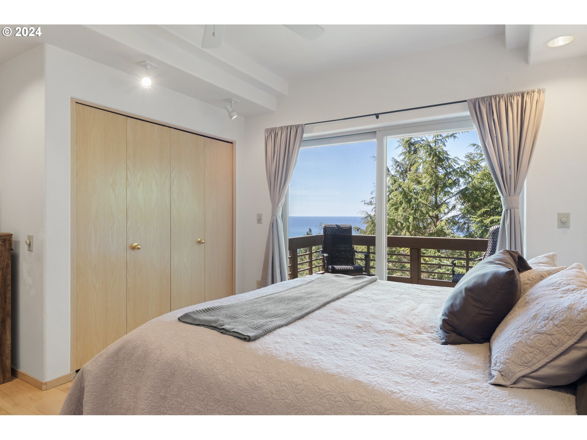 Oceanside, Oregon 97134, United States, 4 Bedrooms Bedrooms, ,4 BathroomsBathrooms,Residential,Pending,59902