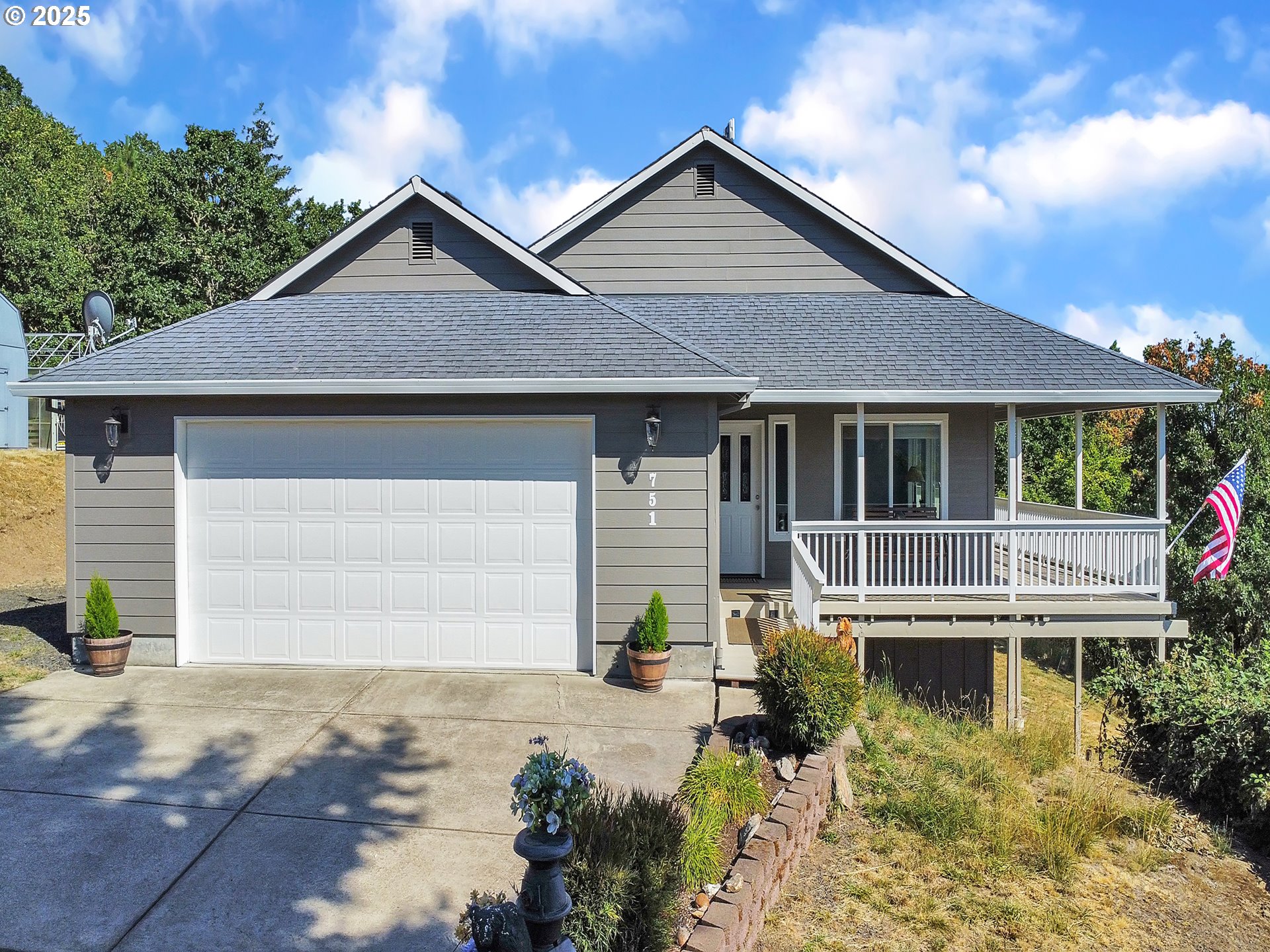 751 NE SKYLINE DR