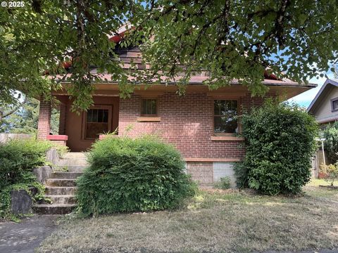 Photo of 240 SE Davis St, McMinnville, OR 97128 (MLS # 777192214)