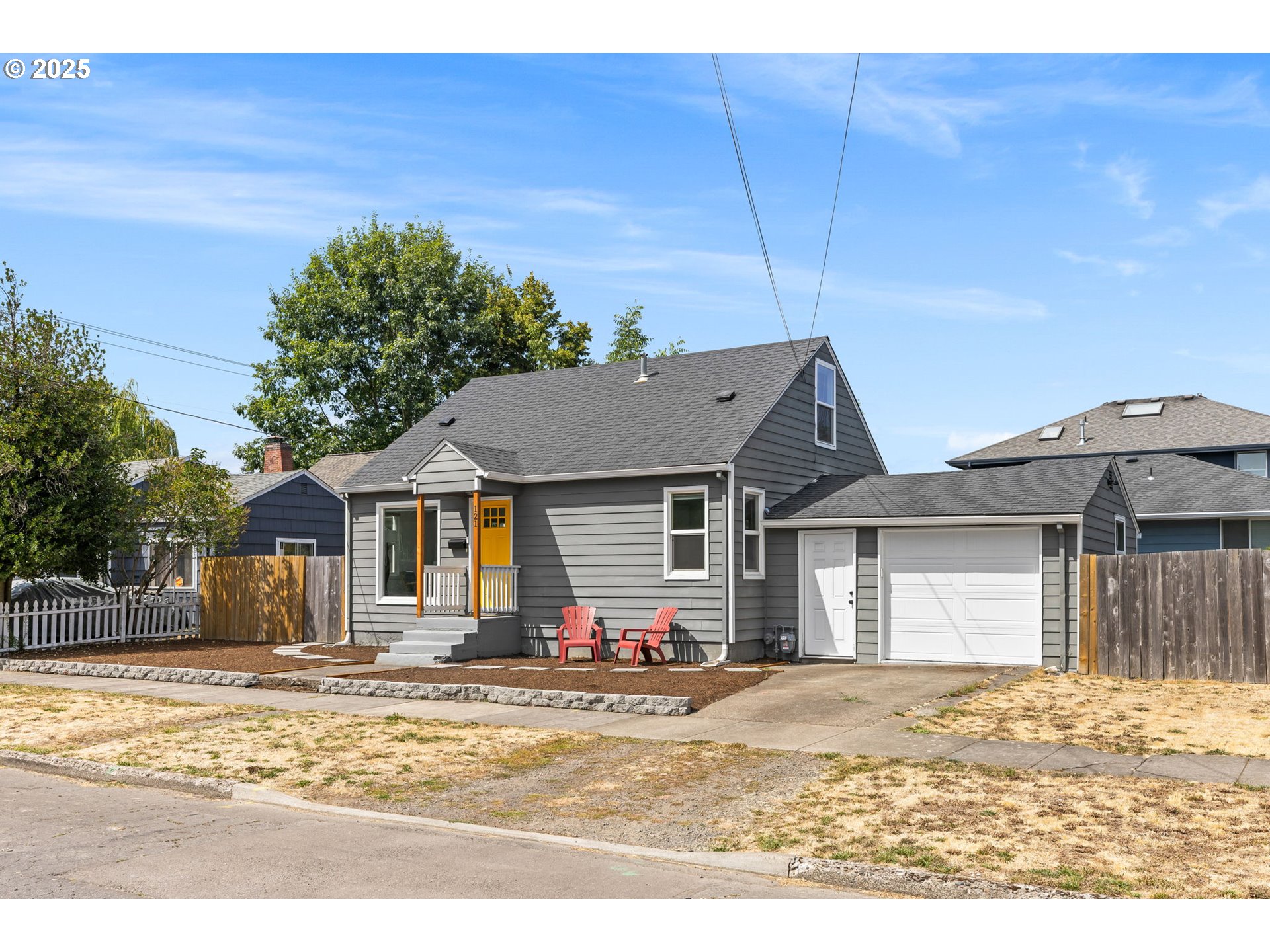 121 NE EDISON ST