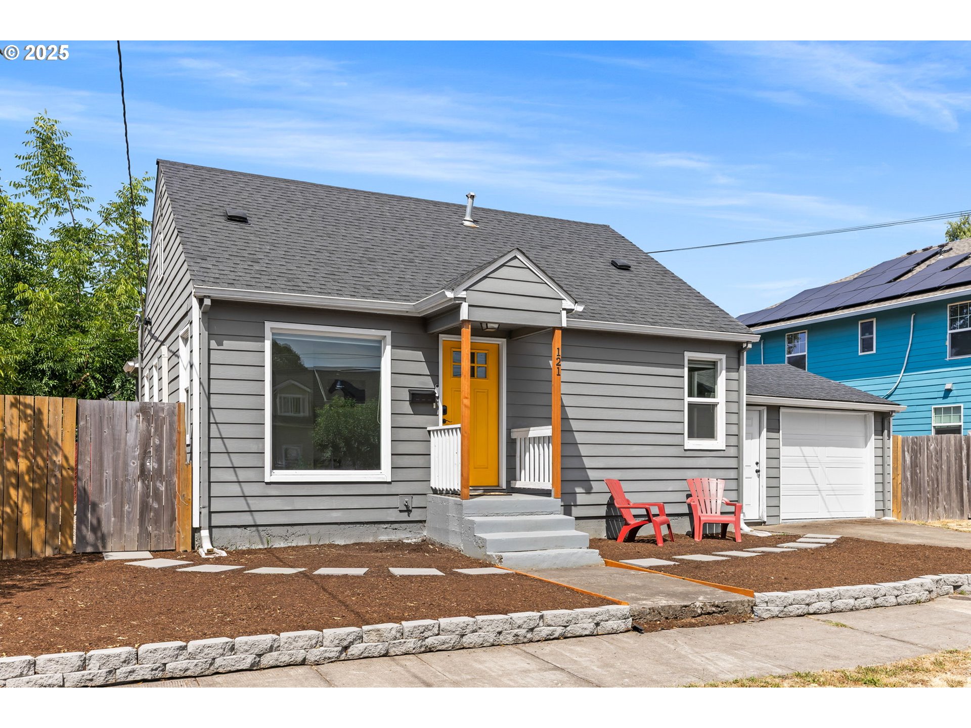 121 NE EDISON ST