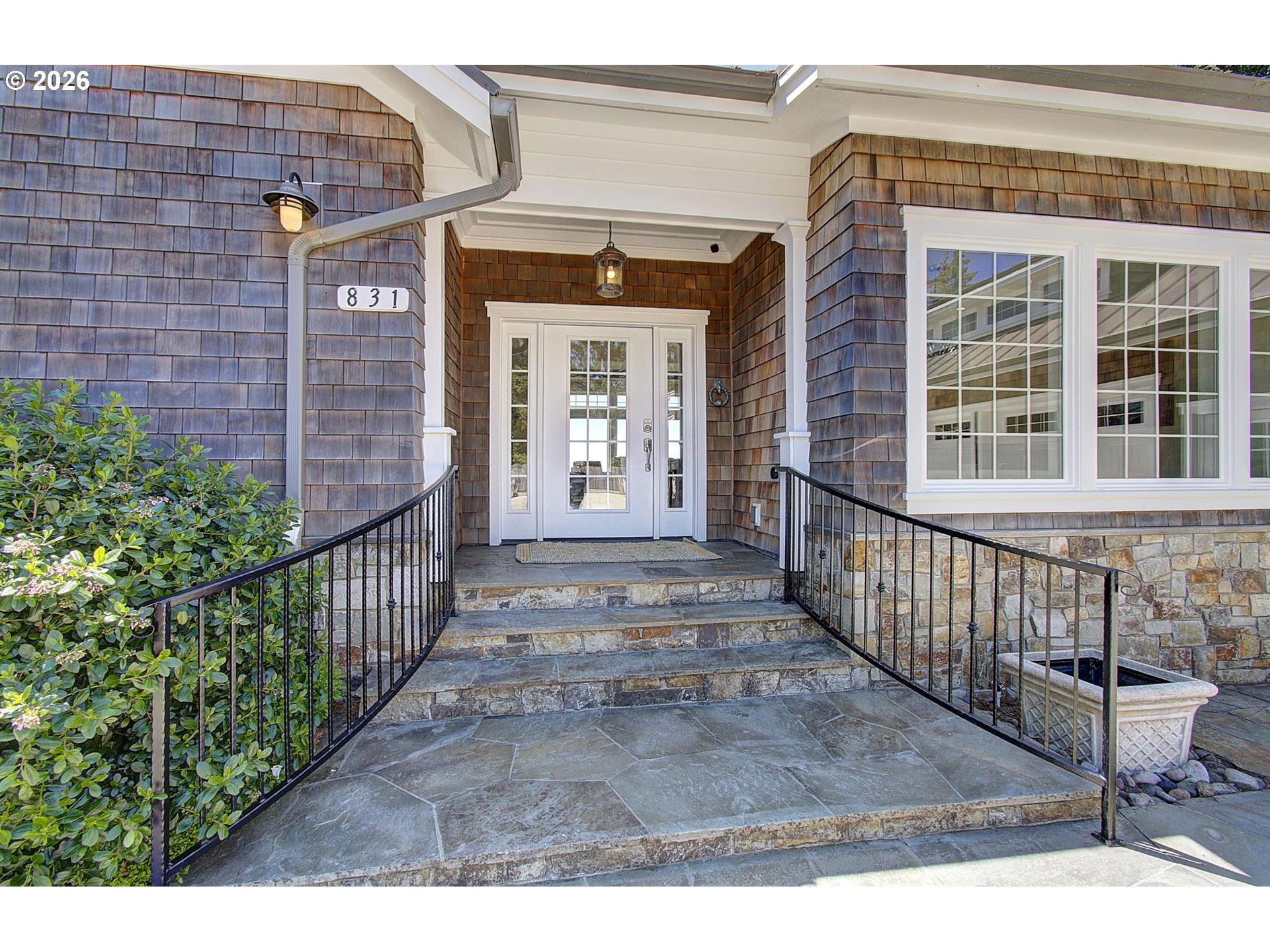 831 RIVERVIEW LN