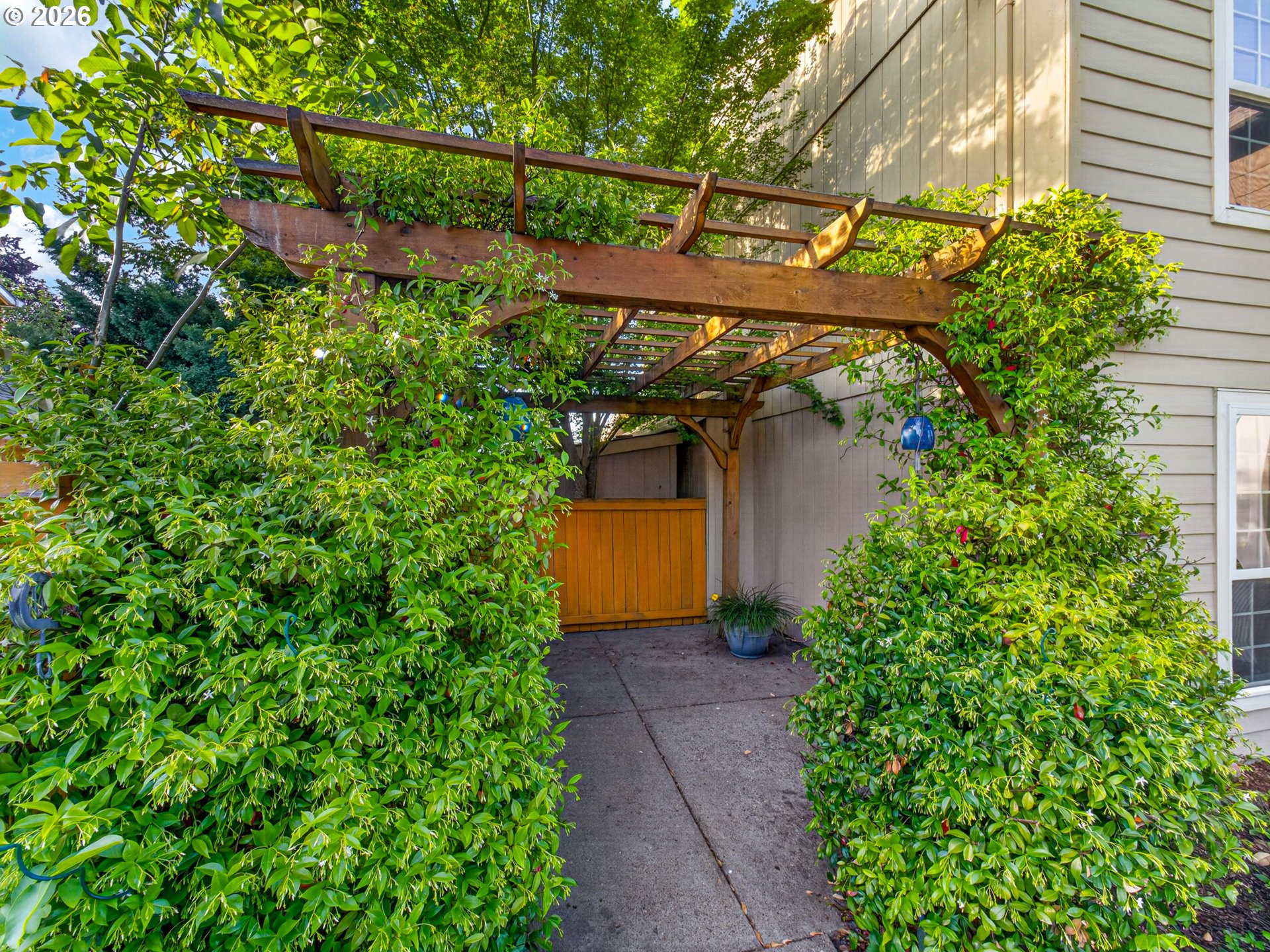 6135 SE HACIENDA ST