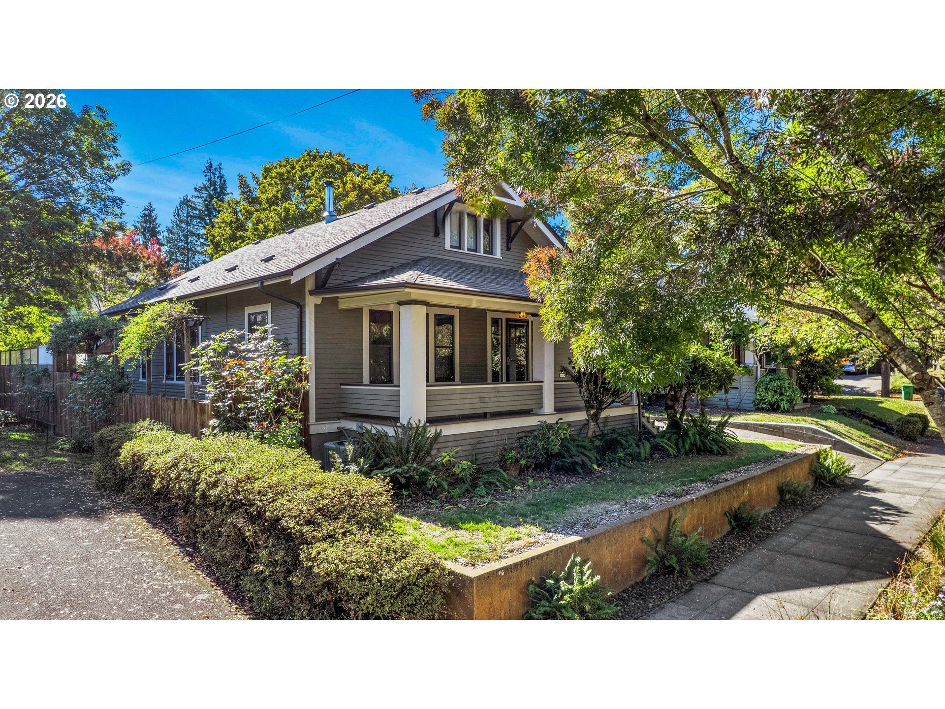 1614 SE LINN ST — 4 bed 1 bath Single Family Residence
