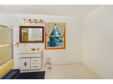 Tiny photo for 48395 High Leah Dr, Oakridge, OR 97463 (MLS # 448541365)