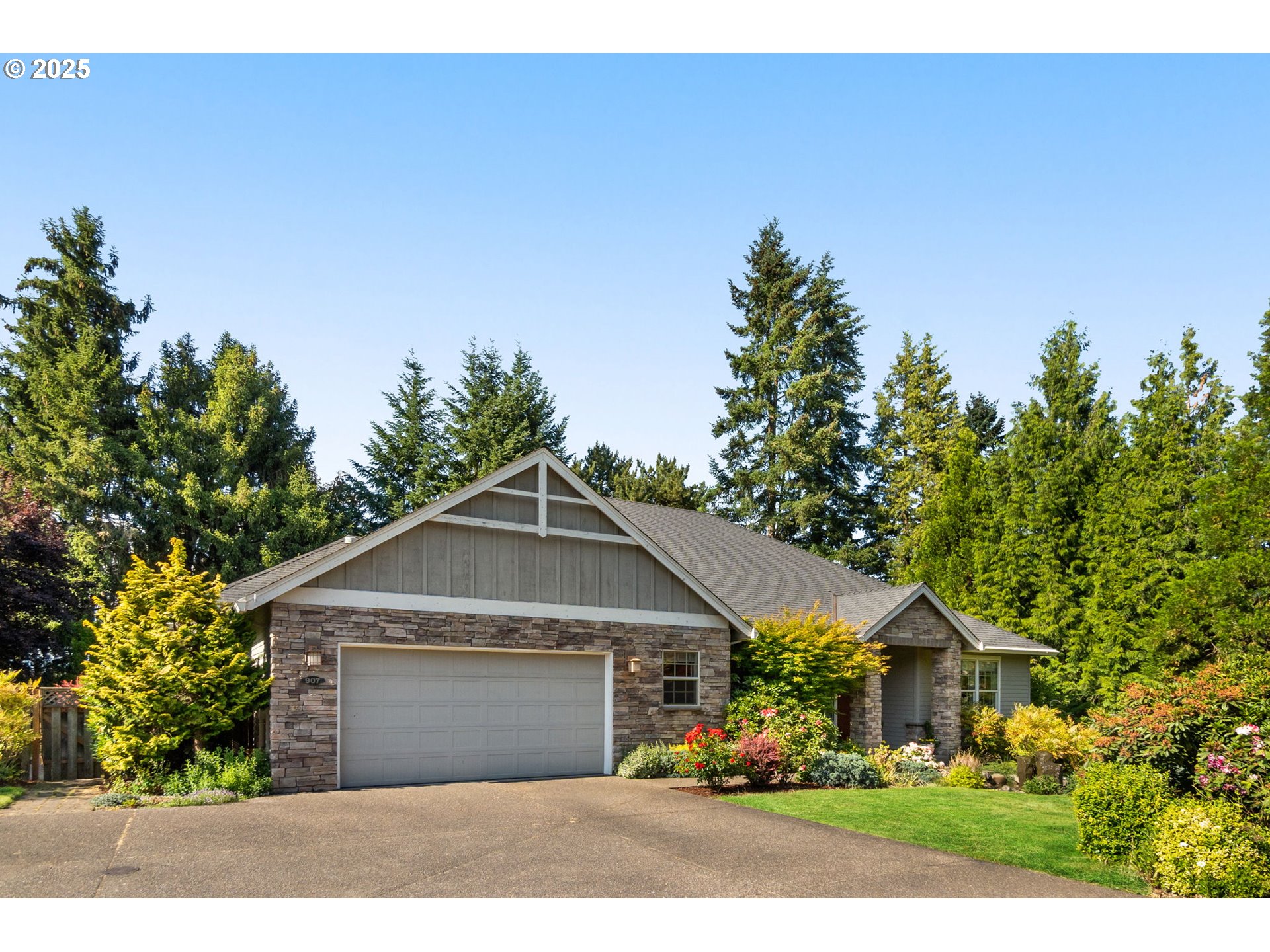 907 NE ADDISON CT