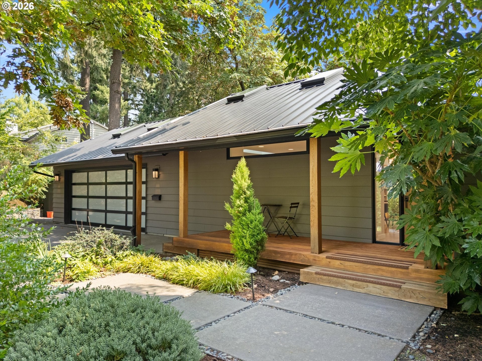 752 LAKE FOREST DR