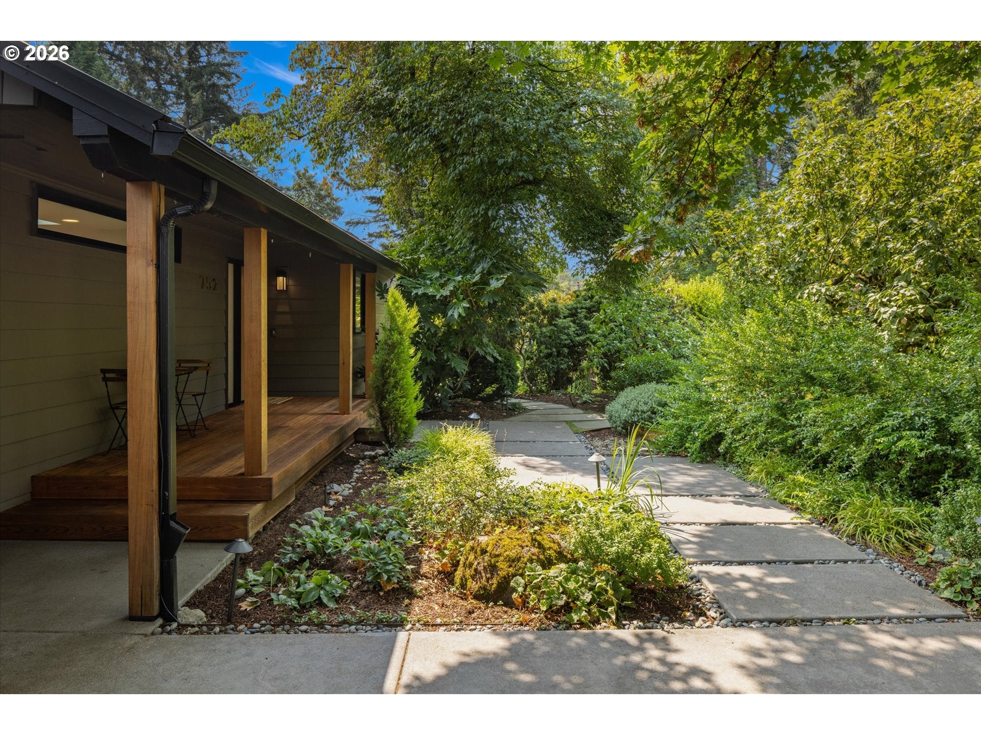 752 LAKE FOREST DR