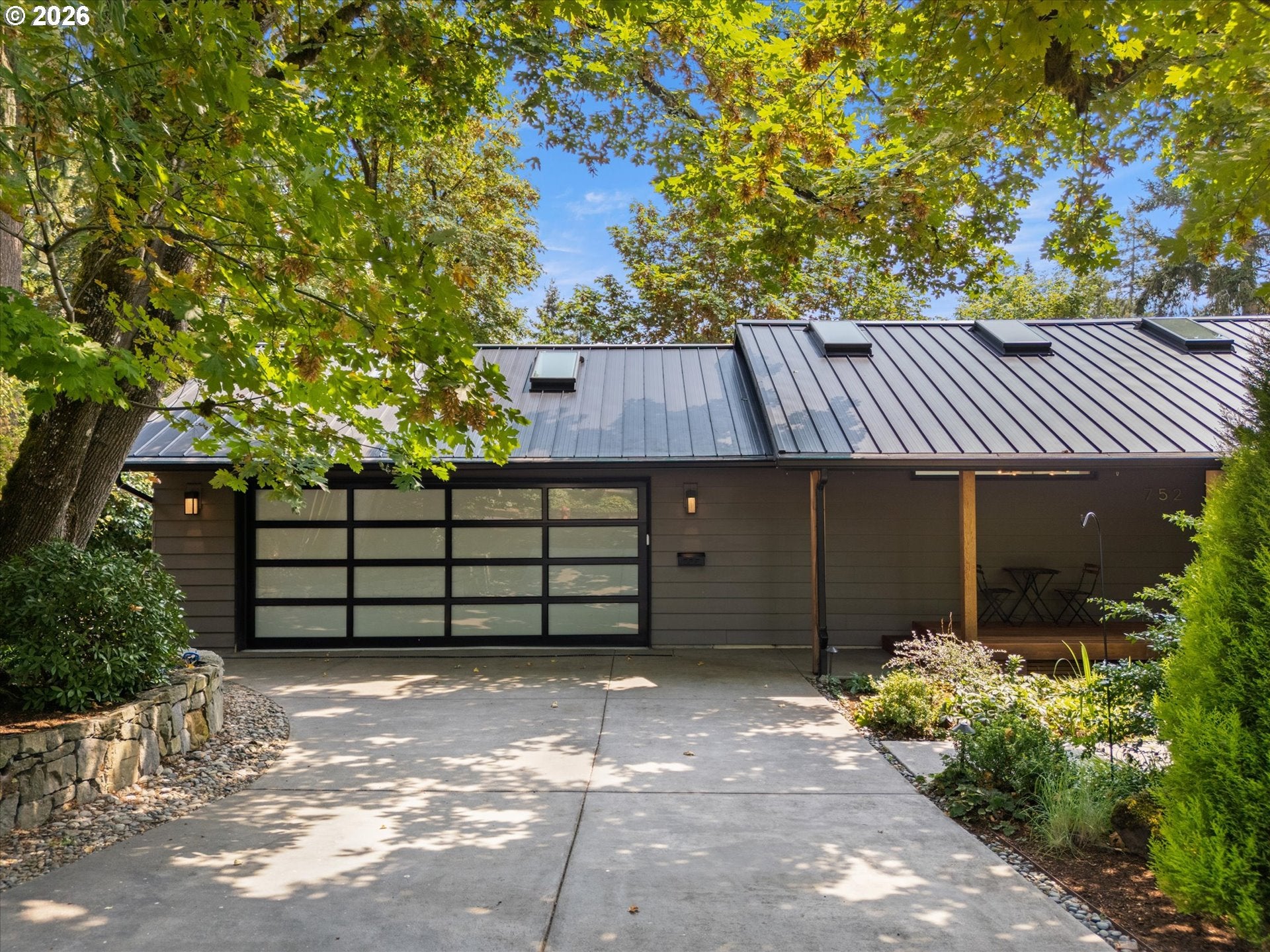 752 LAKE FOREST DR