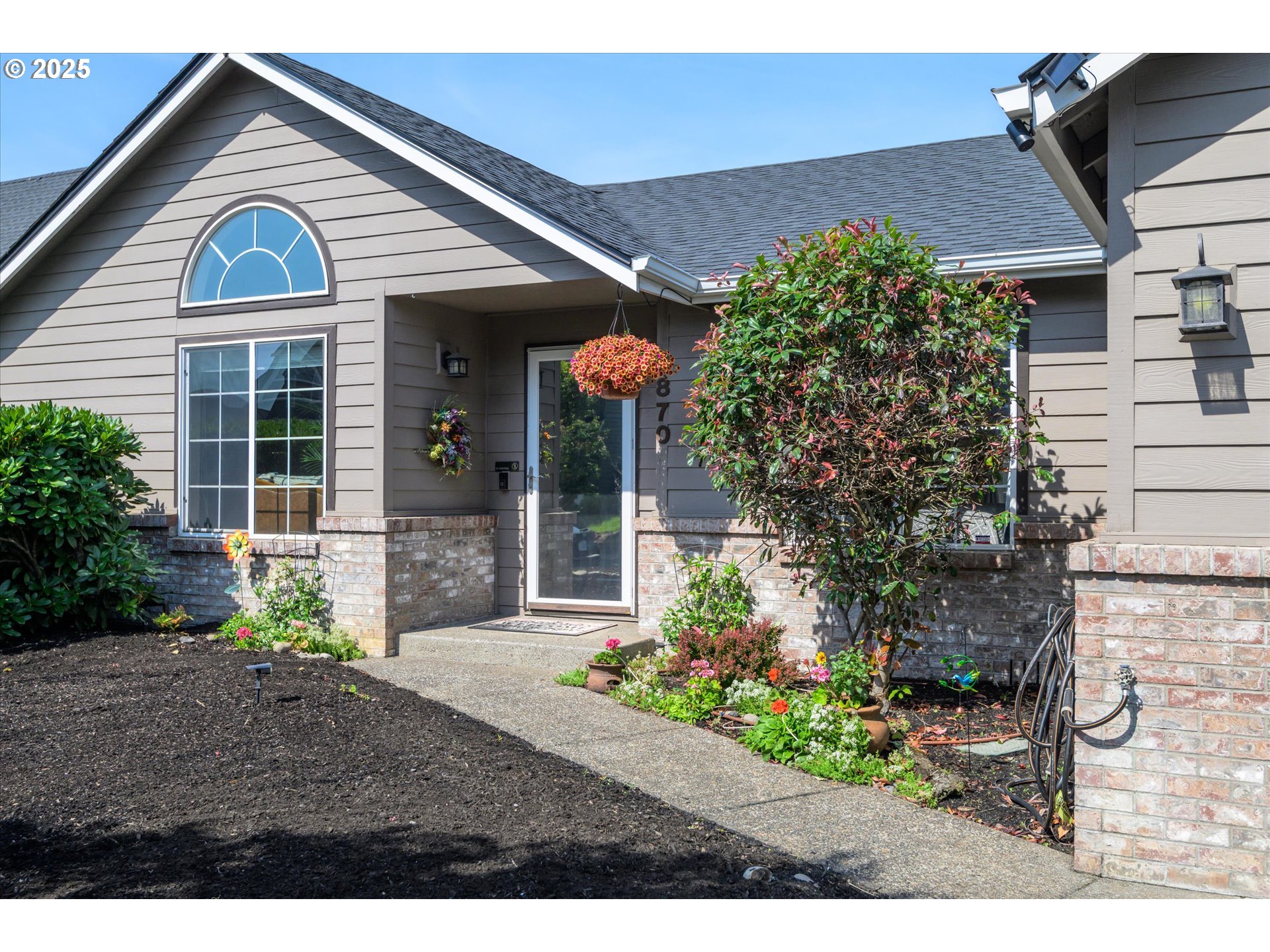 870 SHERATON DR