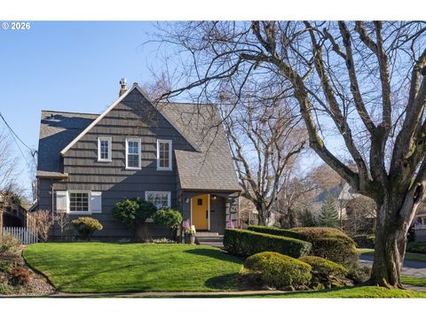 704 NE HAZELFERN PL Portland OR 97232