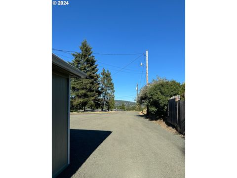 A home in Roseburg